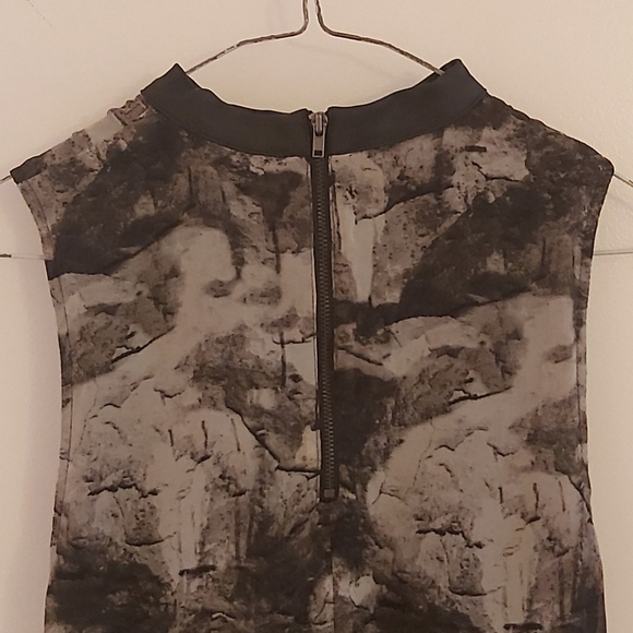 Asymmetrical marble top - Picture 3 of 4